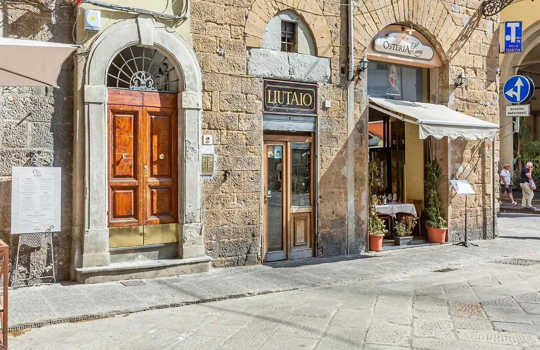 Guesthost - The Lions' Apartment In The Historic Centre X8-1
