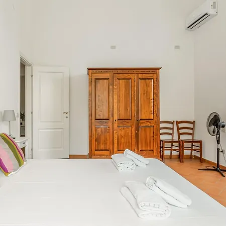 Guesthost - The Lions' Apartment In The Historic Centre X8-2